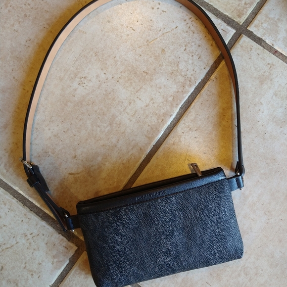Michael Kors body bag - Picture 1 of 5